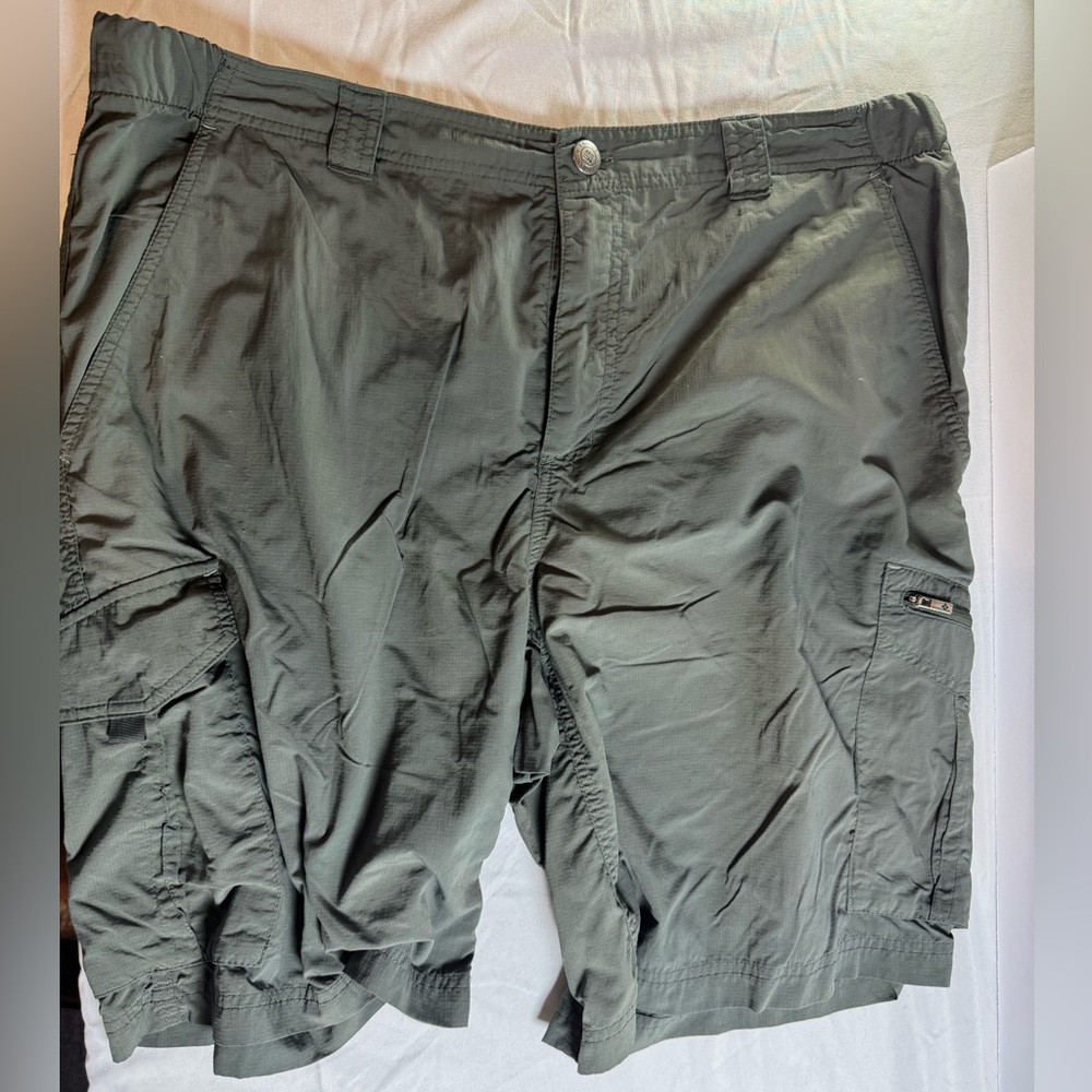 Columbia Men’s Green Cargo Shorts